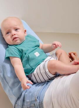 Ensemble de 4 pièces pour bébé, comprenant des t-shirts et des shorts verts d'eau et gris.