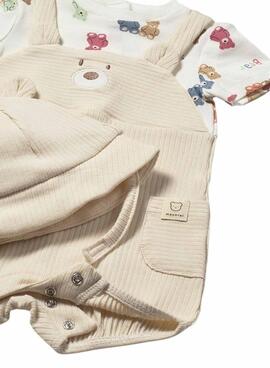 Ensemble de bébé Mayoral avec salopette beige et bonnet à pompon.